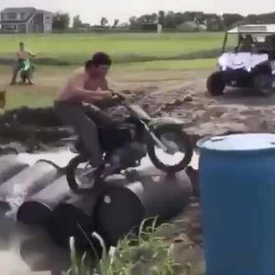 Wanneer je in het donker fietst zonder verlichting en je ziet in de verte de Politie