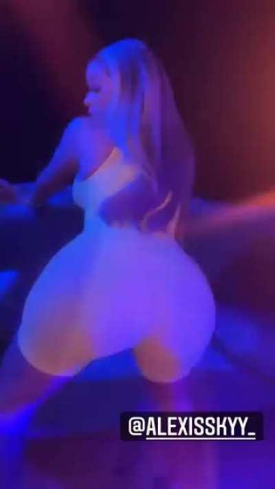 [Story] 17-10-21 Ass shake 💛💛