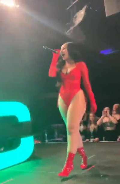 Doja Cat flaunts that fat ass in heels like an elite stripper