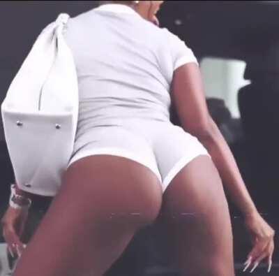 shaking her ass