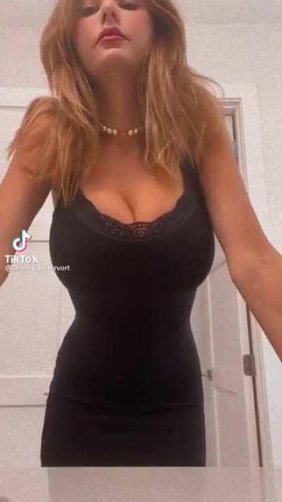 @ashleytevort TIGHT dress