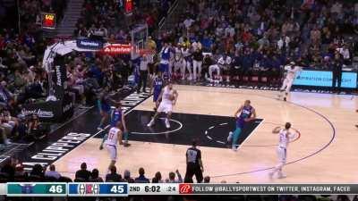 [Highlight] Ivica Zubac dunks right over the top of Miles Bridges