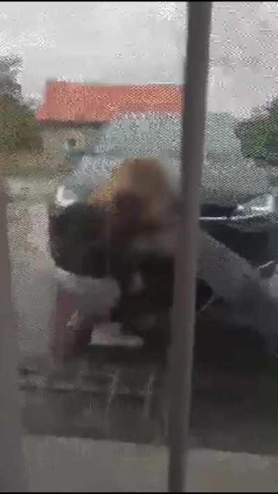 Posrala ti se ova mala, z maskom si rit briše