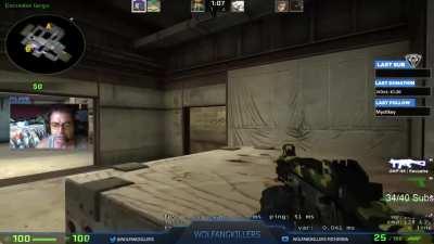 Wolfang le da el chupo a si hija