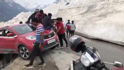 Strangers teaming up to rescue a stuck car near Manali, India