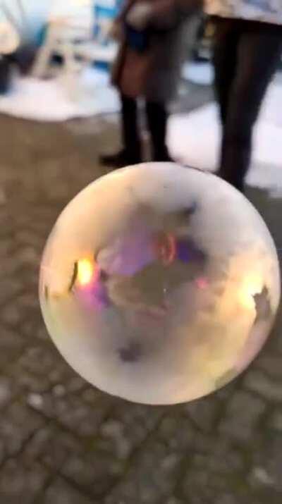 Uma bolha de sabão congelando
