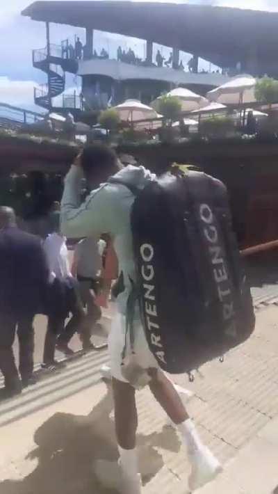 Wawrinka chatting with Monfils while on their way to Court 2, shortly after Hurkacz retired:

'You saw that he dived again on the first point [after the MTO]? He's not right in his head'.