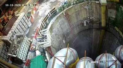 WCGW when an excavator lifted in tunnel shaft