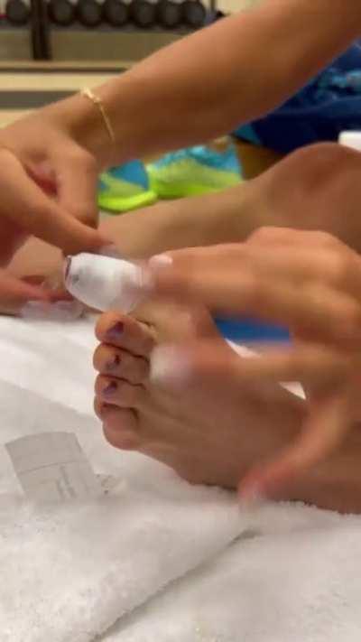 Garbine Muguruza pay attention with their feet