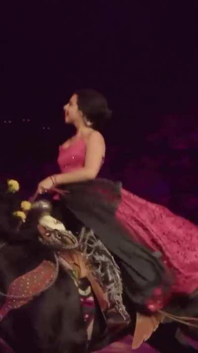 Ella quiere que vean sus sabrosas tetas… 