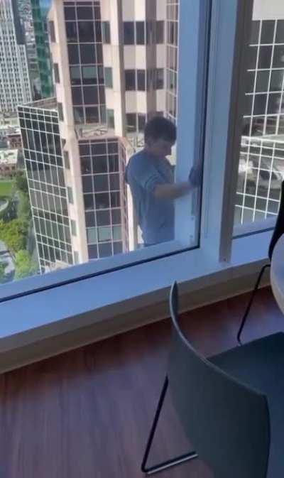 Guy free climbing the Salesforce in SF