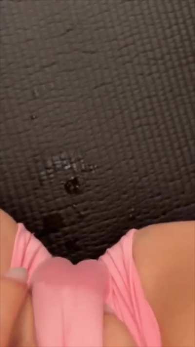 Fui treinar sem calcinha e fiquei molhadinha. Você pode limpar o banco pra mim?