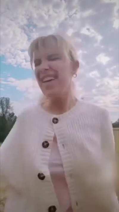 A nice nip slip 😍