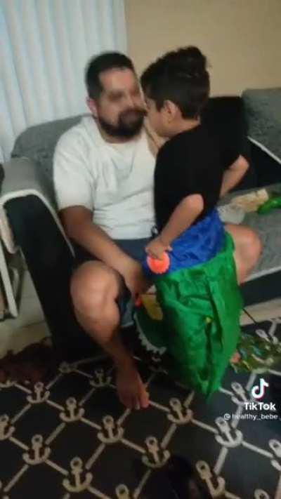 Kid gets scared of his own Halloween costume