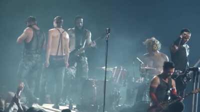 Flake teaching Paul the keyboard here is just priceless