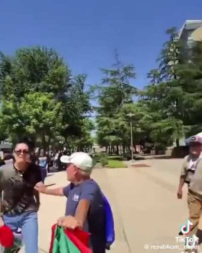 Mexican man attacked for holding “Latinos for trump” sign