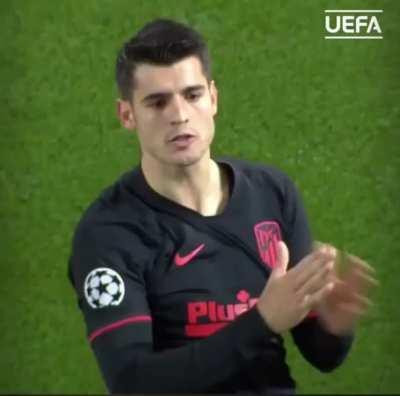 Morata comemorando de boa e Llorente passa por ele à milhão