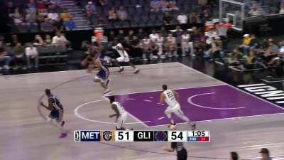 [Highlight] Victor blocks a shot and completes a thunderous alley oop in transition