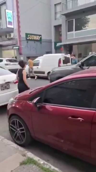 QUILMES: “TRAPITO” ENOJADO AMENAZÓ A UN JOVEN CON UN FIERRO. El confuso episodio ocurrió en la tarde de este lunes en Videla entre Lavalle y Brown.