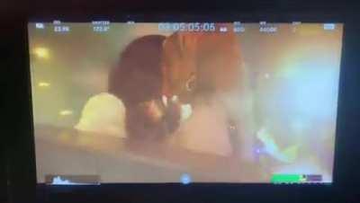 Luísa Sonza beijando Carol Biazin