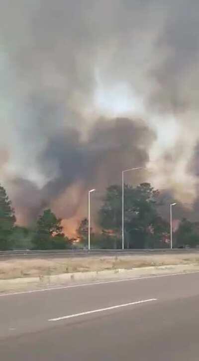 Ahora, incendio en zona de autopista Cordoba a Villa Carlos Paz. El fuego muy cerca de la estación de servicio pasando el peaje