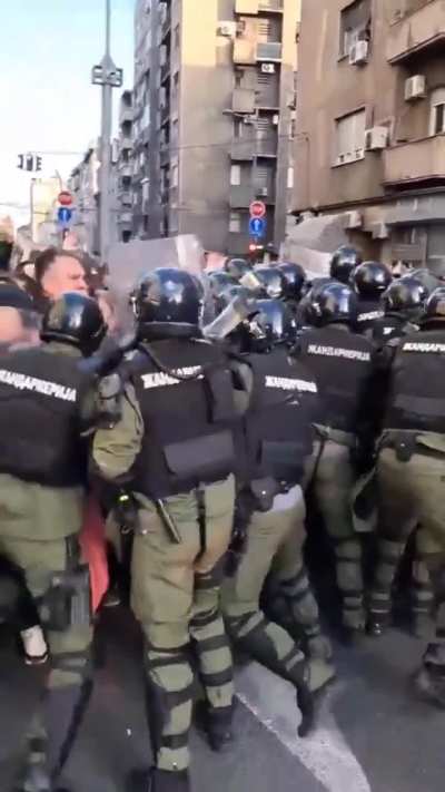Snimak koji opisuje sve. Žandarmerija u full opremi na goloruku decu.