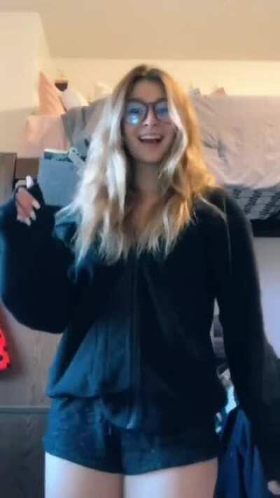 @izzil // Age: 18 // Bless this trend fr 😳