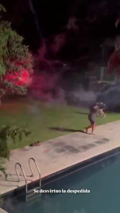 Ellas:...seguro esta con otras.../ Ellos: