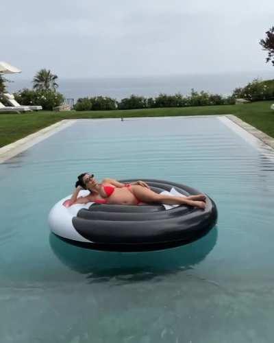 Kourtney Kardashian Pregnant Bikini Vid