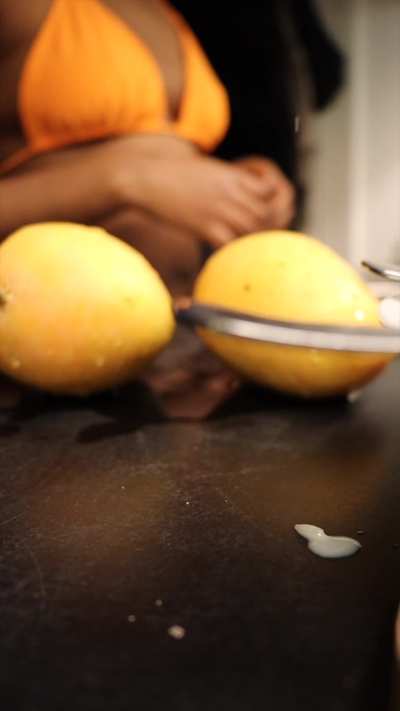 Come wash these mangoes for me 