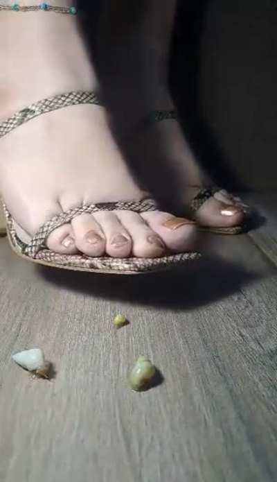 The Queen said LOOK DOWN!!! 👡💕