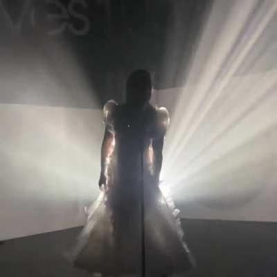 Ecco performing Pollen live (video from @d.9rew on instagram)