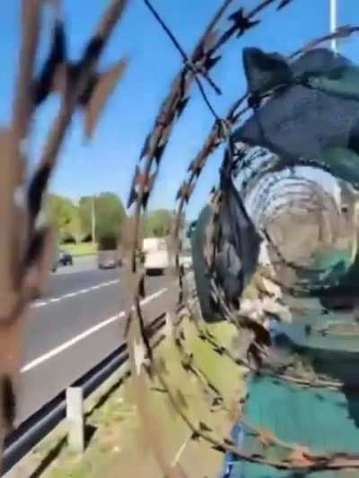 Sacó a pasear el Mercedes de colección por la Panamericana, perdió una rueda y después otro vehículo se lo hizo pedazos