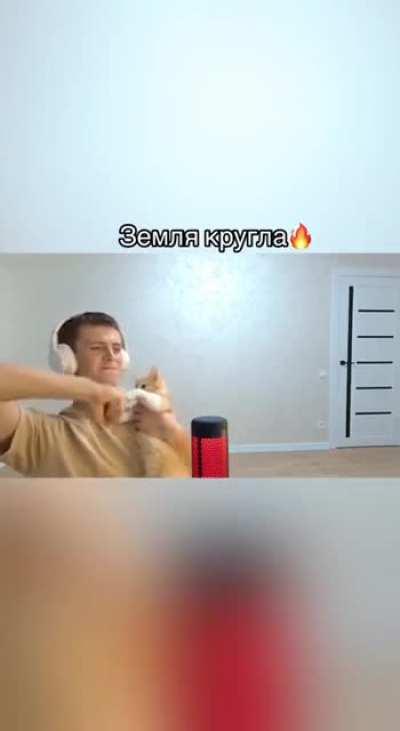 El gatto that was saved during Kahovka damb destruction is alive and kicking.