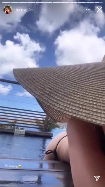 Imagine the view you were sitting in the pool behind her 🥵🍑