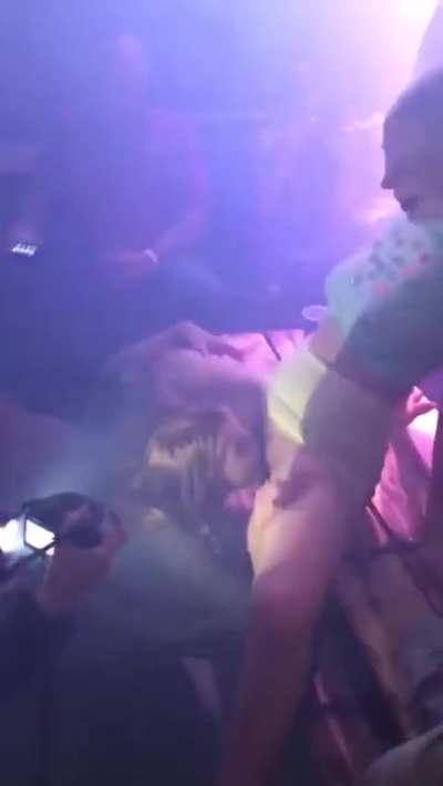 Lesbian Licking @the Club❣️