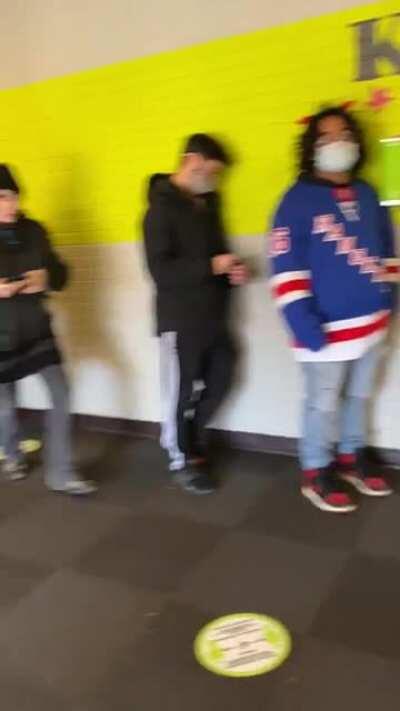 A wild karen didn’t want to put on a mask while waiting in line to vote 🙄