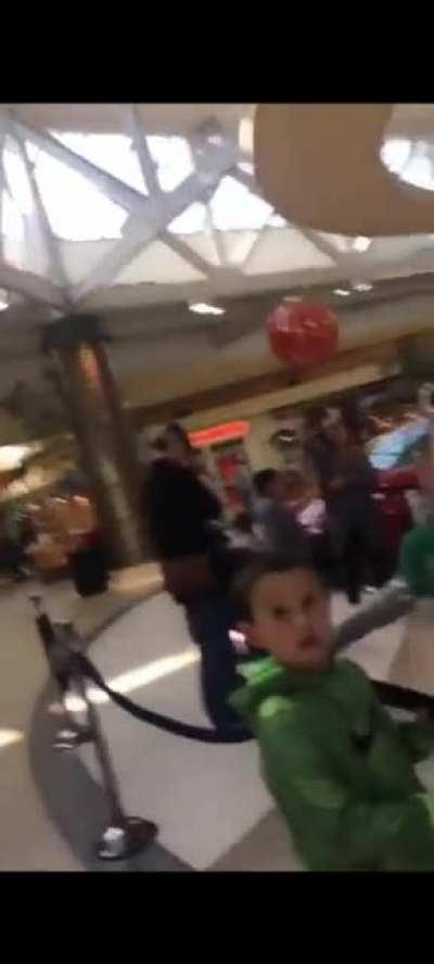 Pastor goes to the mall to tell children santa isn't real