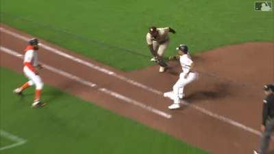 [Highlight] Buster Posey scores to give the Giants the lead on a bad pickoff attempt by Jake Arrieta