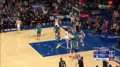 [Highlight] Embiid drives past PJ and slams down the and-1 jam