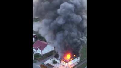 The 138th special purpose unit of the Military Police of Ukraine engage & burn down a house containing Russian forces with heavy machine gun mounted on a Kozak-7 armored vehicle. Myrnyi settlement, Kursk Oblast [14.08.2024]