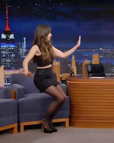 Alison Brie  Dancing