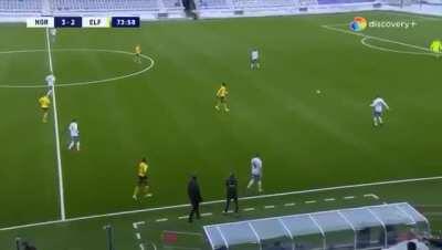 Danish Superliga - Coach plays the throw-in & no body seems to notice or care.