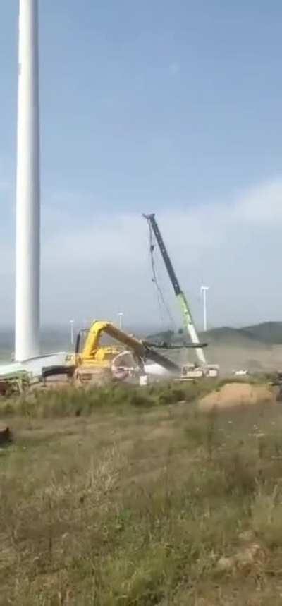 Crane collapses while lifting a wind turbine hub and blade assembly - China, 9/19/2020