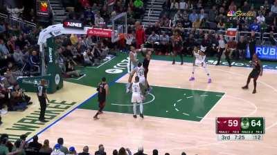 [Highlight] Demar Derozan with the assist of the year