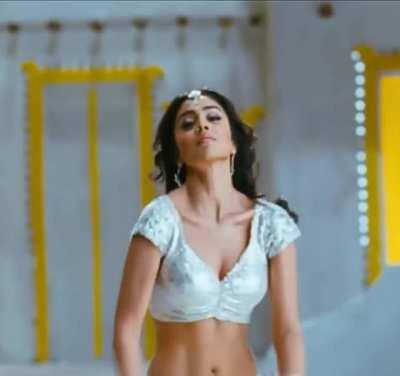 Shriya dancing