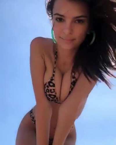 Emily Ratajkowski is fucking perfect
