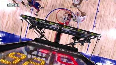 [Highlight] Saddiq Bey tries a kickout three pointer. Tom Thibodeau challenges