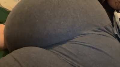 Who wants to be my fart slave? 🍑💨