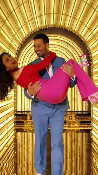 I'm pretty sure something went with them backstage 🥵. Akshay Bhai just enjoying Sam's 🍑🤤